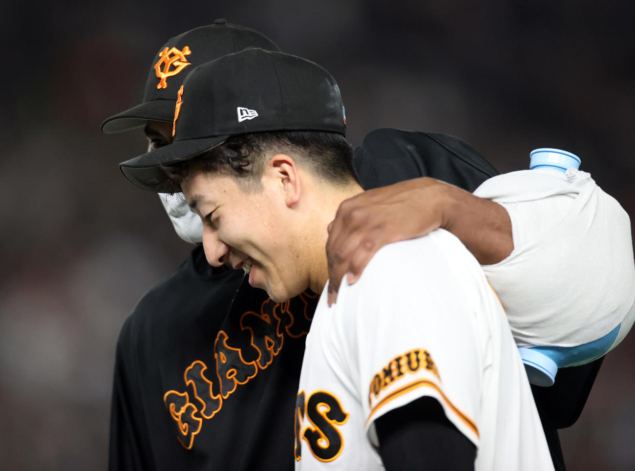 巨人対ロッテ　試合後、メルセデス（後方）と話をする大勢（撮影・狩俣裕三）