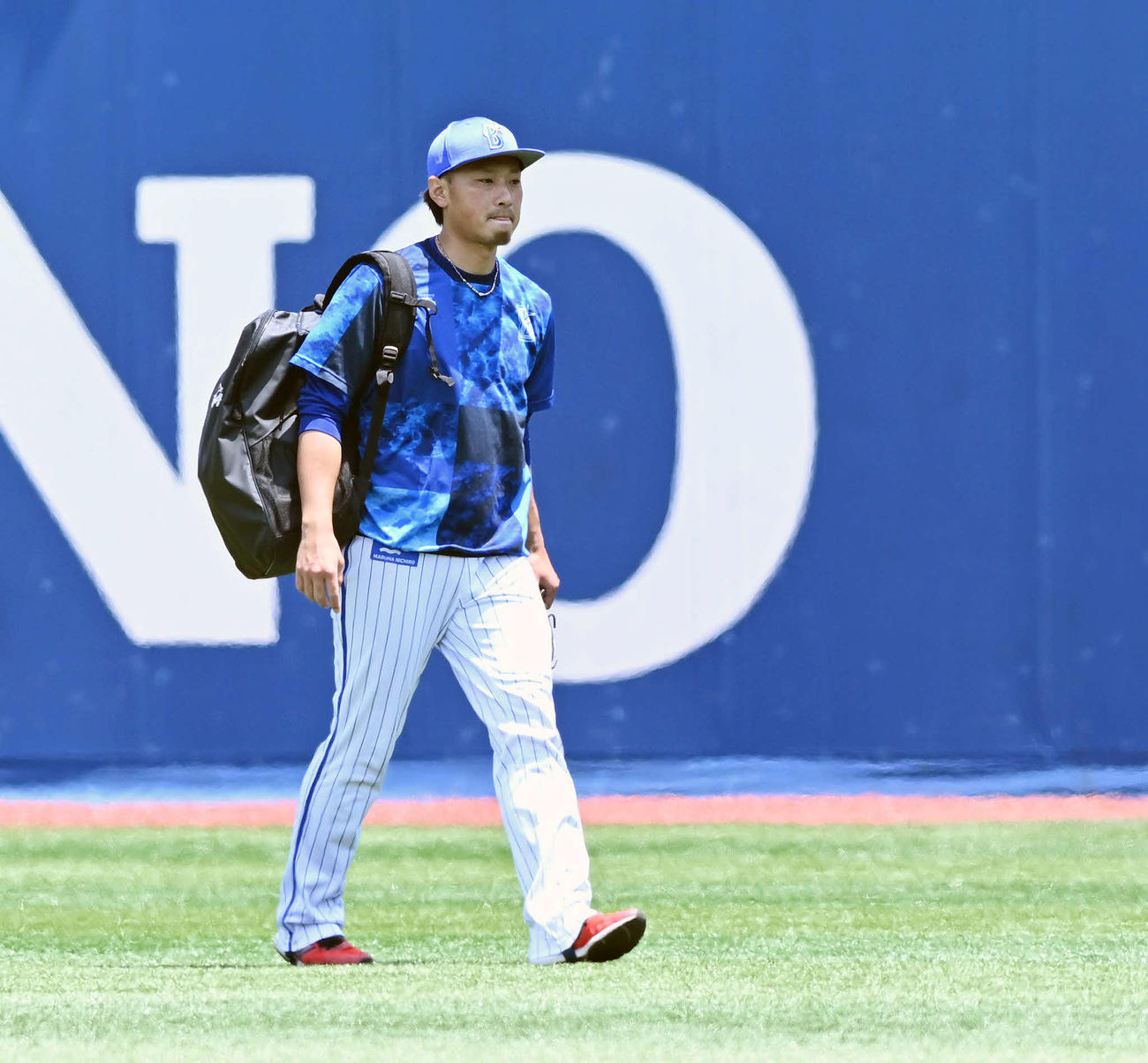 DeNA対楽天　試合前練習を終え引き上げるDeNA石田（撮影・滝沢徹郎）