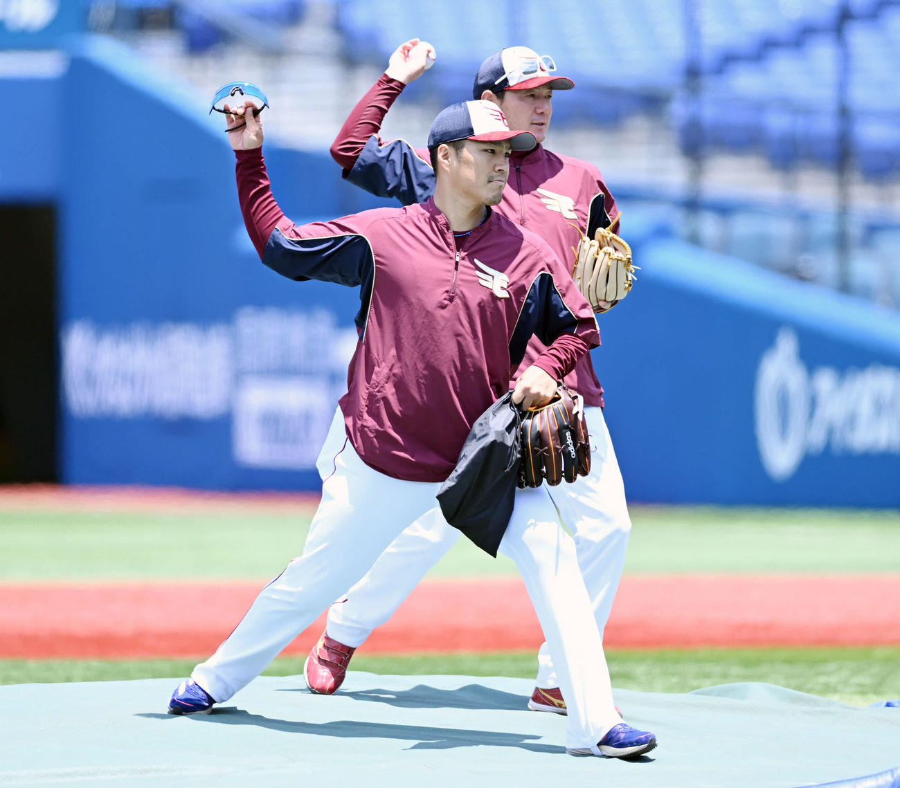 DeNA対楽天　試合前練習で横浜スタジアムのマウンドを確かめる楽天則本（手前）（撮影・滝沢徹郎）