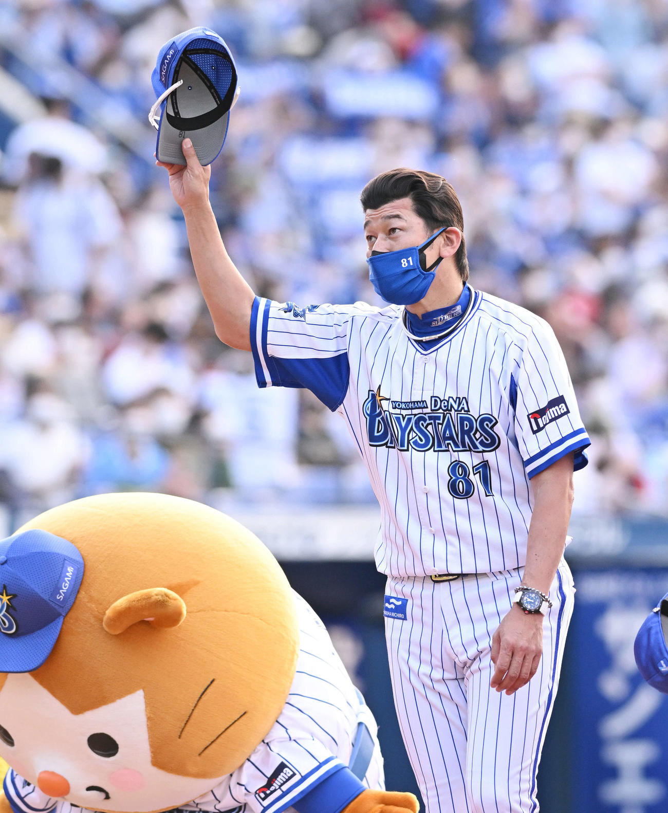 DeNA対楽天　試合に勝利しファンにあいさつするDeNA三浦監督（撮影・滝沢徹郎）