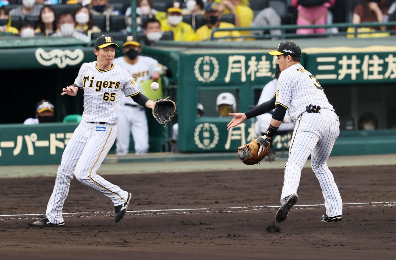 阪神対日本ハム　8回表日本ハム2死、大山は代打浅間の打球を湯浅へトスするが捕球出来ずエラーとなる（撮影・加藤哉）