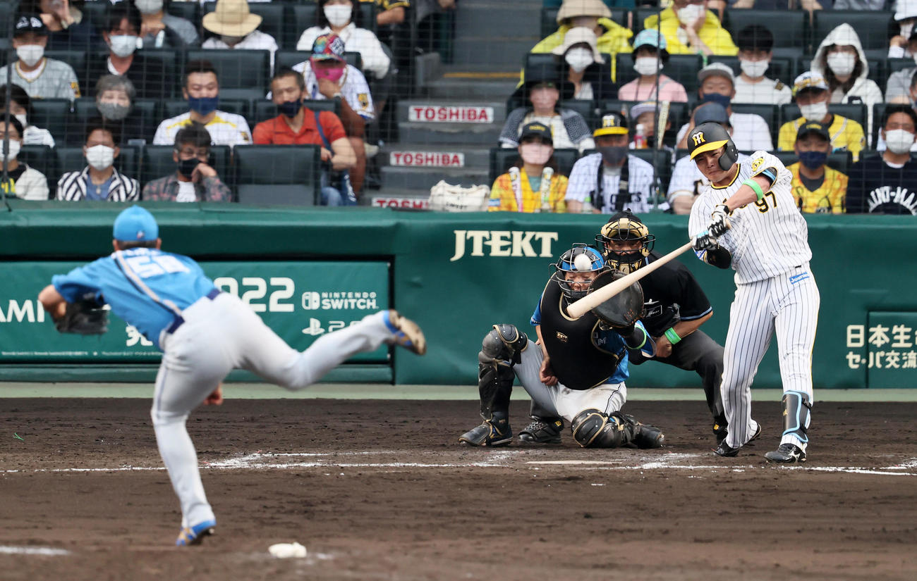 阪神対日本ハム　8回裏阪神2死満塁、代打小野寺は右越え適時三塁打を放つ。投手は谷川（撮影・加藤哉）