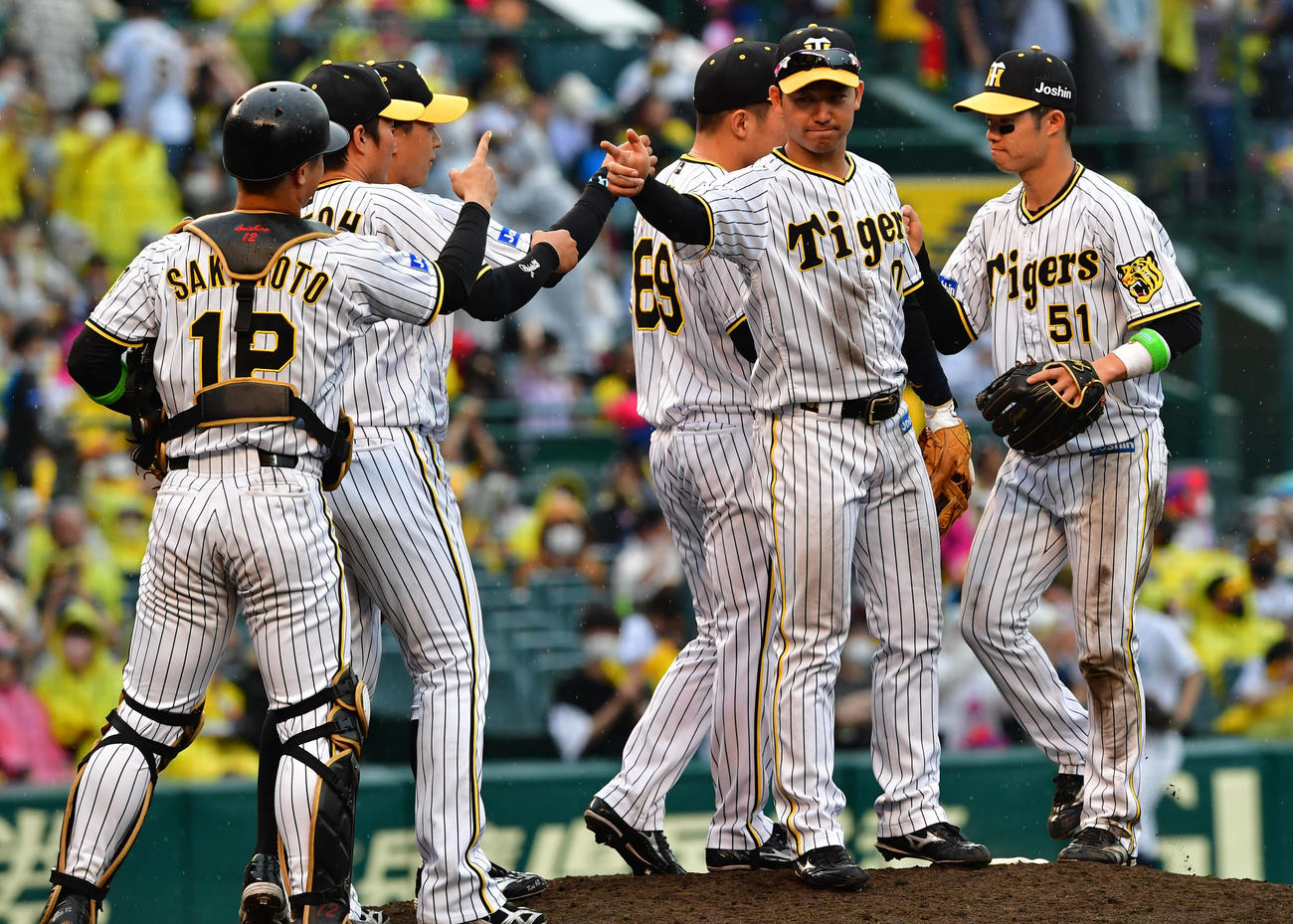 阪神対日本ハム　日本ハムに3連勝、喜ぶ阪神ナイン（撮影・前岡正明）