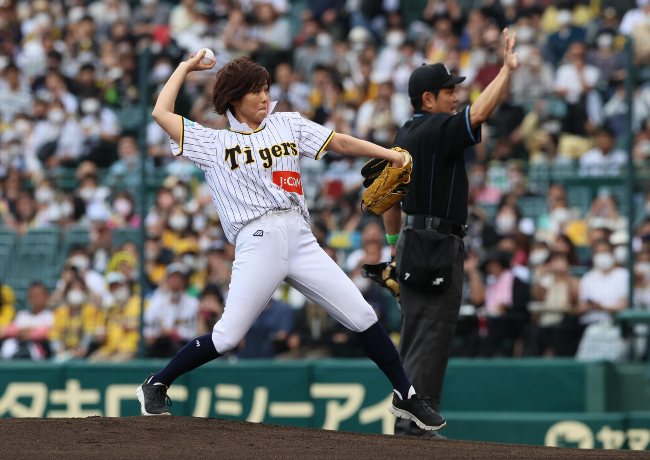 阪神対日本ハム　日本ハム新庄BIGBOSSバリのえりを立てて始球式するフリーアナウンサー有働由美子さん（撮影・上山淳一）
