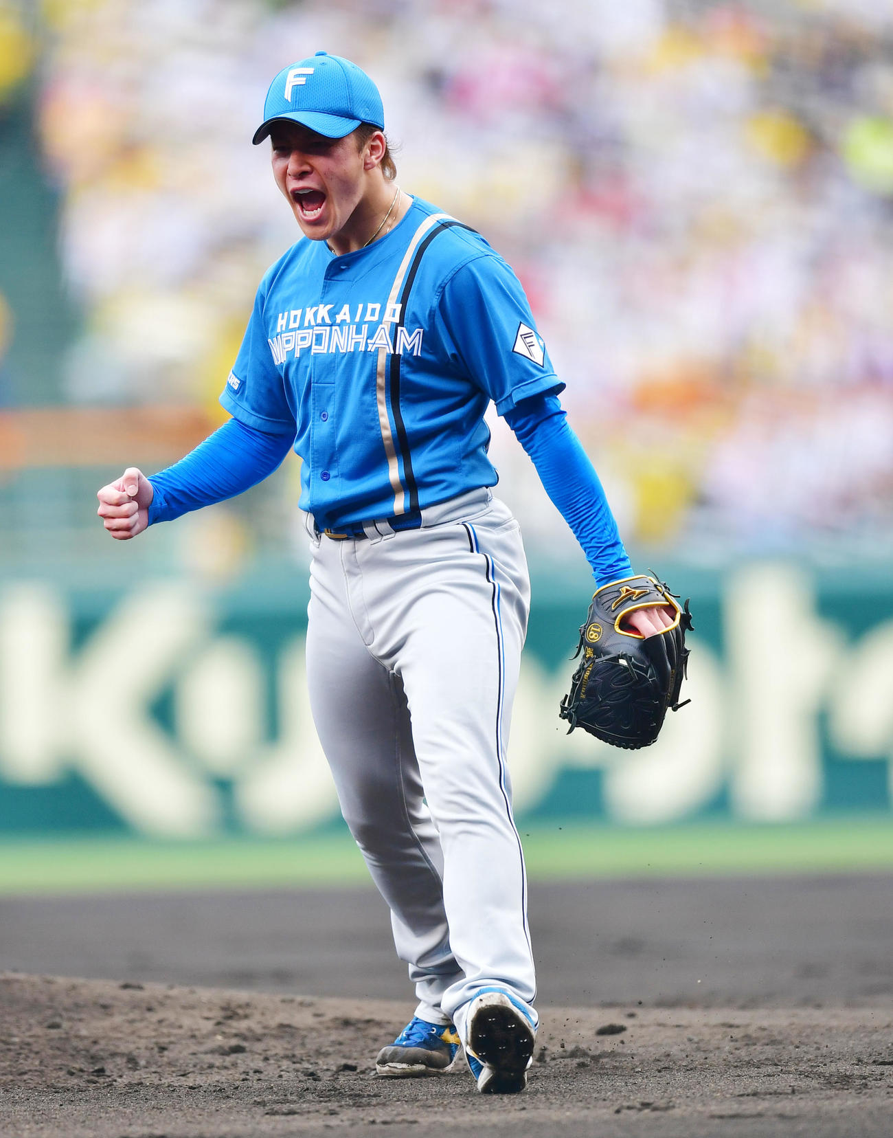 阪神対日本ハム　1回裏阪神2死一、二塁、大山を空振りの三振に打ち取りほえる吉田（撮影・前岡正明）