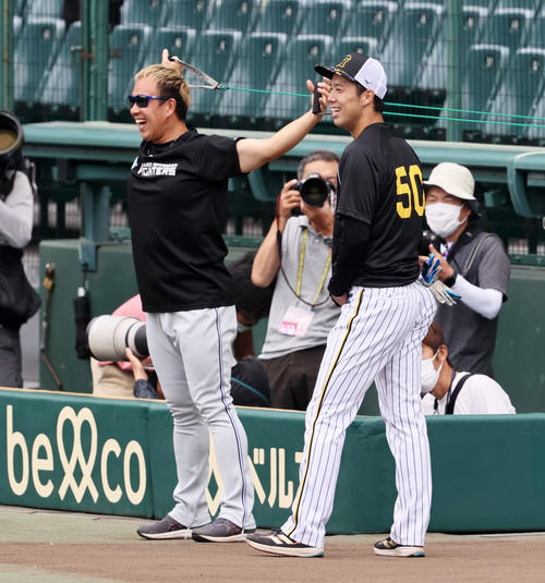 阪神対日本ハム　日本ハム谷川（左）と談笑する青柳（撮影・加藤哉）