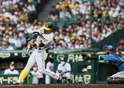 阪神対日本ハム　3回裏阪神2死一、二塁、佐藤輝は先制右前適時打を放つ（撮影・上山淳一）