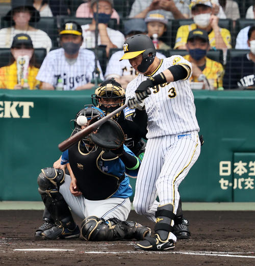 阪神対日本ハム　3回裏阪神2死一、三塁、大山は左越え3点本塁打を放つ（撮影・加藤哉）