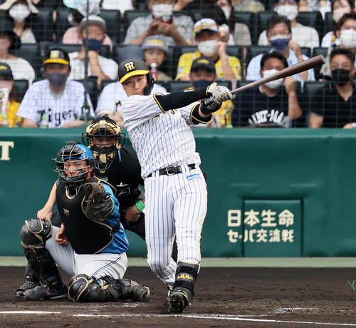 阪神対日本ハム　3回裏阪神2死一、三塁、大山は左越え3点本塁打を放つ（撮影・加藤哉）