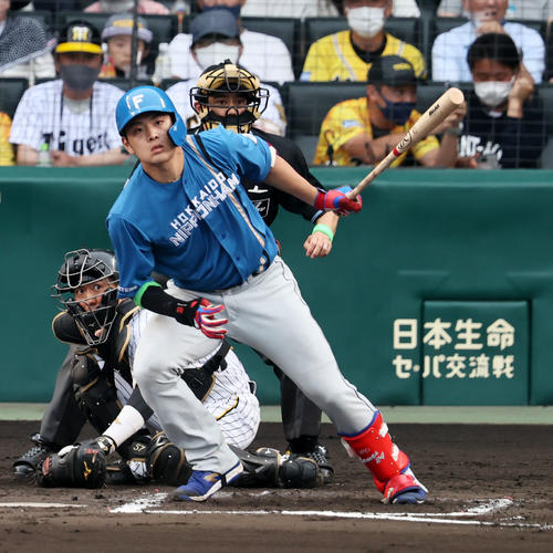 阪神対日本ハム　6回表日本ハム2死一、三塁、野村は左越え適時二塁打を放つ（撮影・加藤哉）