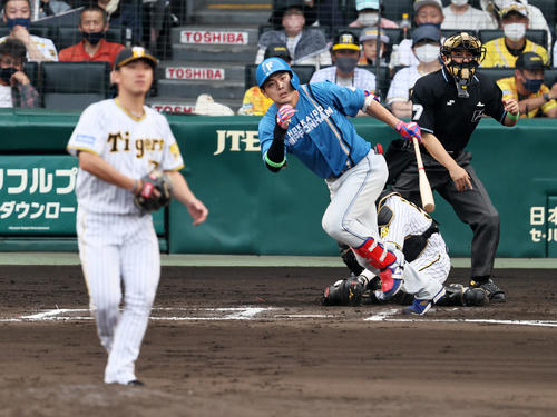 阪神対日本ハム　6回表日本ハム2死一、三塁、野村は左越え適時二塁打を放つ。投手は伊藤将（撮影・加藤哉）