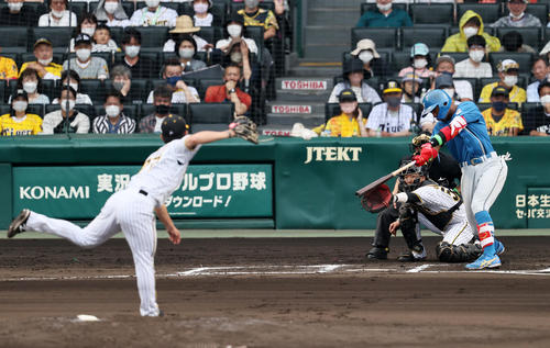 阪神対日本ハム　6回表日本ハム無死一、三塁、万波は右犠飛を打ち上げる。投手は伊藤将（撮影・加藤哉）