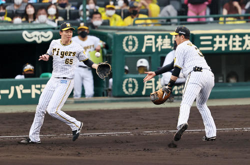 阪神対日本ハム　8回表日本ハム2死、大山は代打浅間の打球を湯浅へトスするが捕球出来ずエラーとなる（撮影・加藤哉）