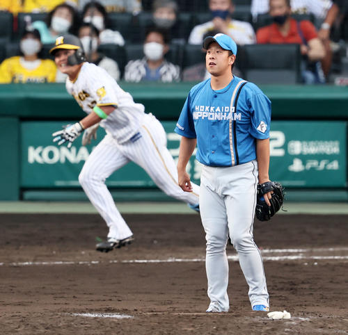 阪神対日本ハム　8回裏阪神2死満塁、谷川は代打小野寺に右越え適時三塁打を打たれ失点（撮影・加藤哉）