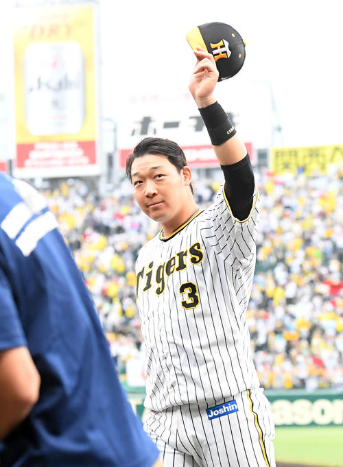 阪神対日本ハム　ファンの祝福に応える大山（撮影・前岡正明）