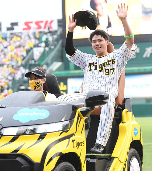阪神対日本ハム　ヒーローの小野寺はファンの祝福に応える（撮影・前岡正明）