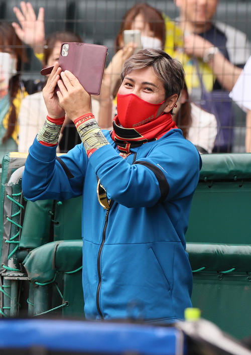 阪神対日本ハム　試合前、甲子園のグラウンドを携帯電話で撮影する日本ハム新庄監督（撮影・上山淳一）