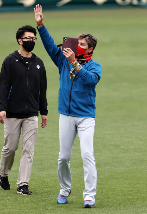 阪神対日本ハム　練習中、グラウンドからインスタライブで配信する新庄監督（撮影・加藤哉）