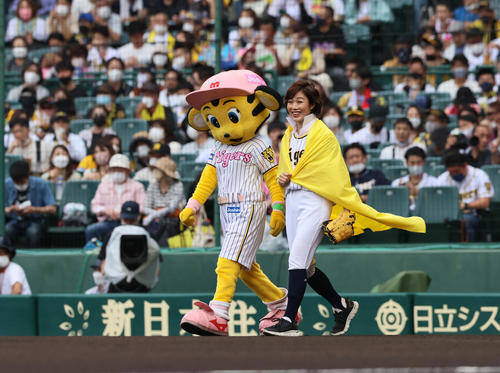 阪神対日本ハム　日本ハム新庄BIGBOSSバリのえりを立てて始球式のマウンドへ向かうフリーアナウンサー有働由美子さん（撮影・上山淳一）