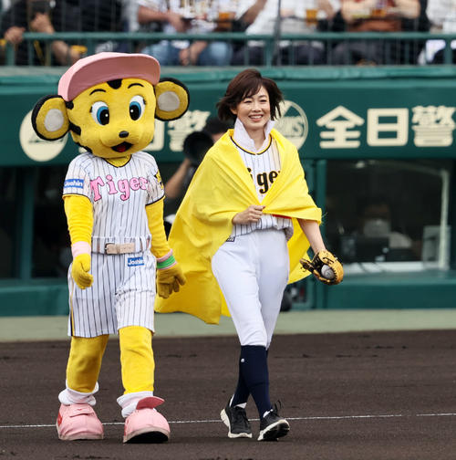 阪神対日本ハム　黄色の布をまとって始球式に向かう有働由美子さん（撮影・加藤哉）