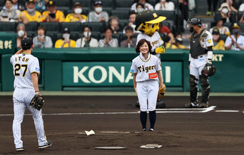 阪神対日本ハム　始球式を行った有働由美子さん（撮影・加藤哉）