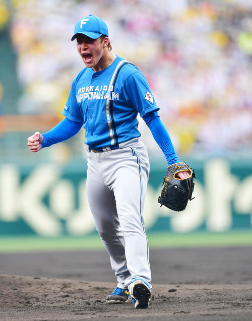 阪神対日本ハム　1回裏阪神2死一、二塁、大山を空振りの三振に打ち取りほえる吉田（撮影・前岡正明）