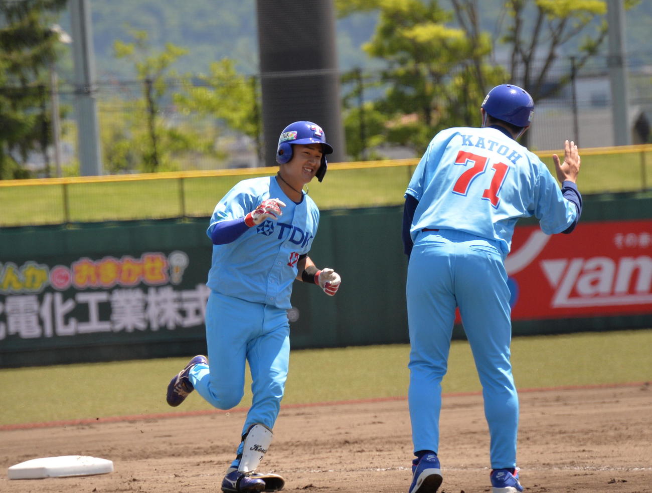 2回、左越えに逆転2点本塁打を放った奥村は笑顔で三塁を回る