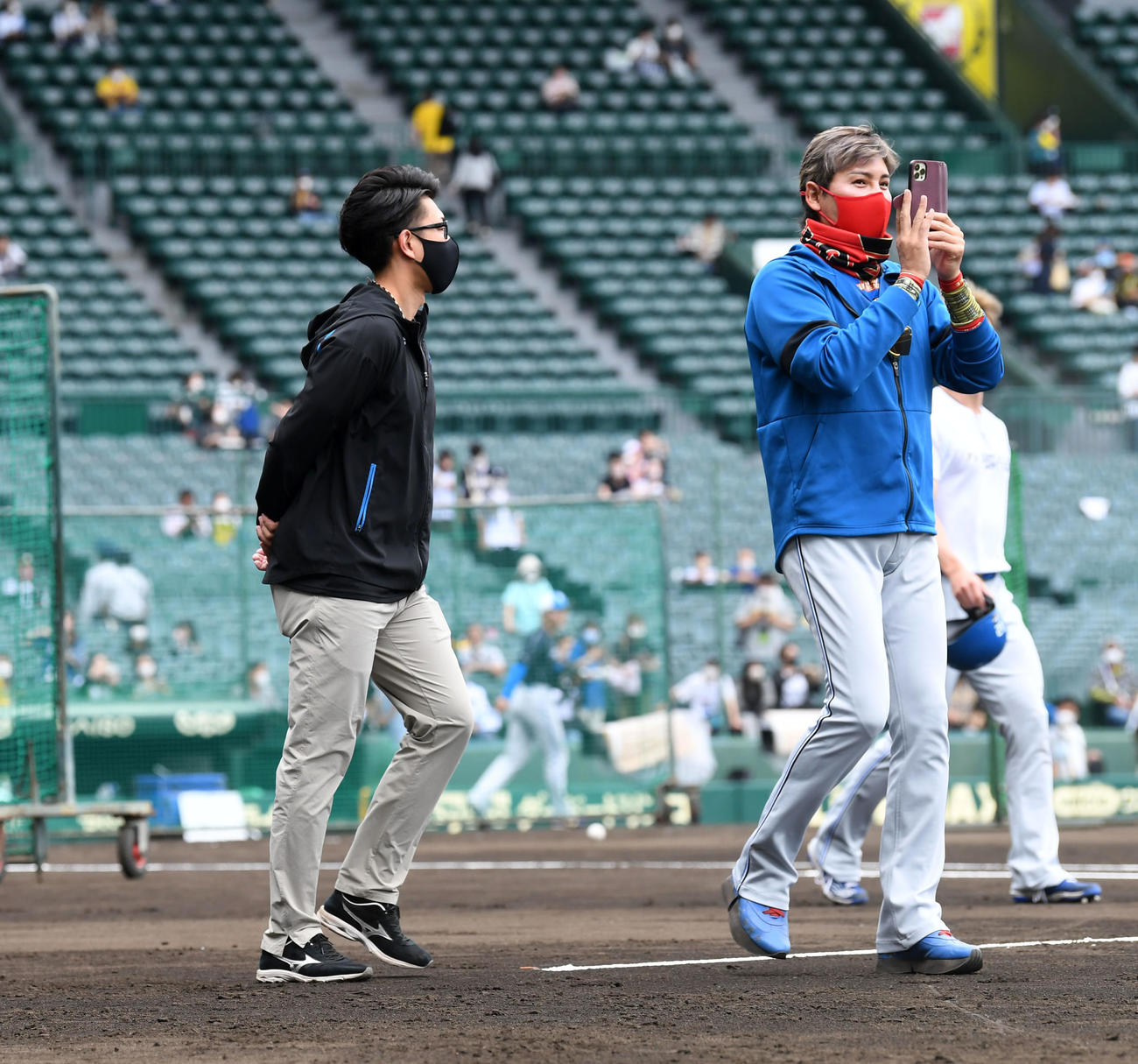 阪神対日本ハム　甲子園球場からインスタライブで配信する新庄監督（撮影・前岡正明）
