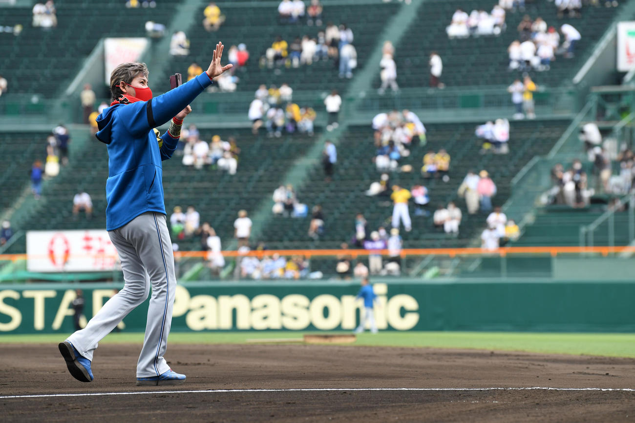 阪神対日本ハム　甲子園球場からインスタライブで配信する新庄監督（撮影・前岡正明）