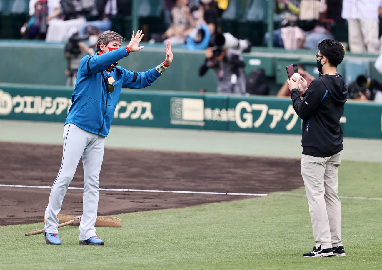 阪神対日本ハム　練習中、グラウンドからインスタライブで配信する新庄監督（撮影・加藤哉）