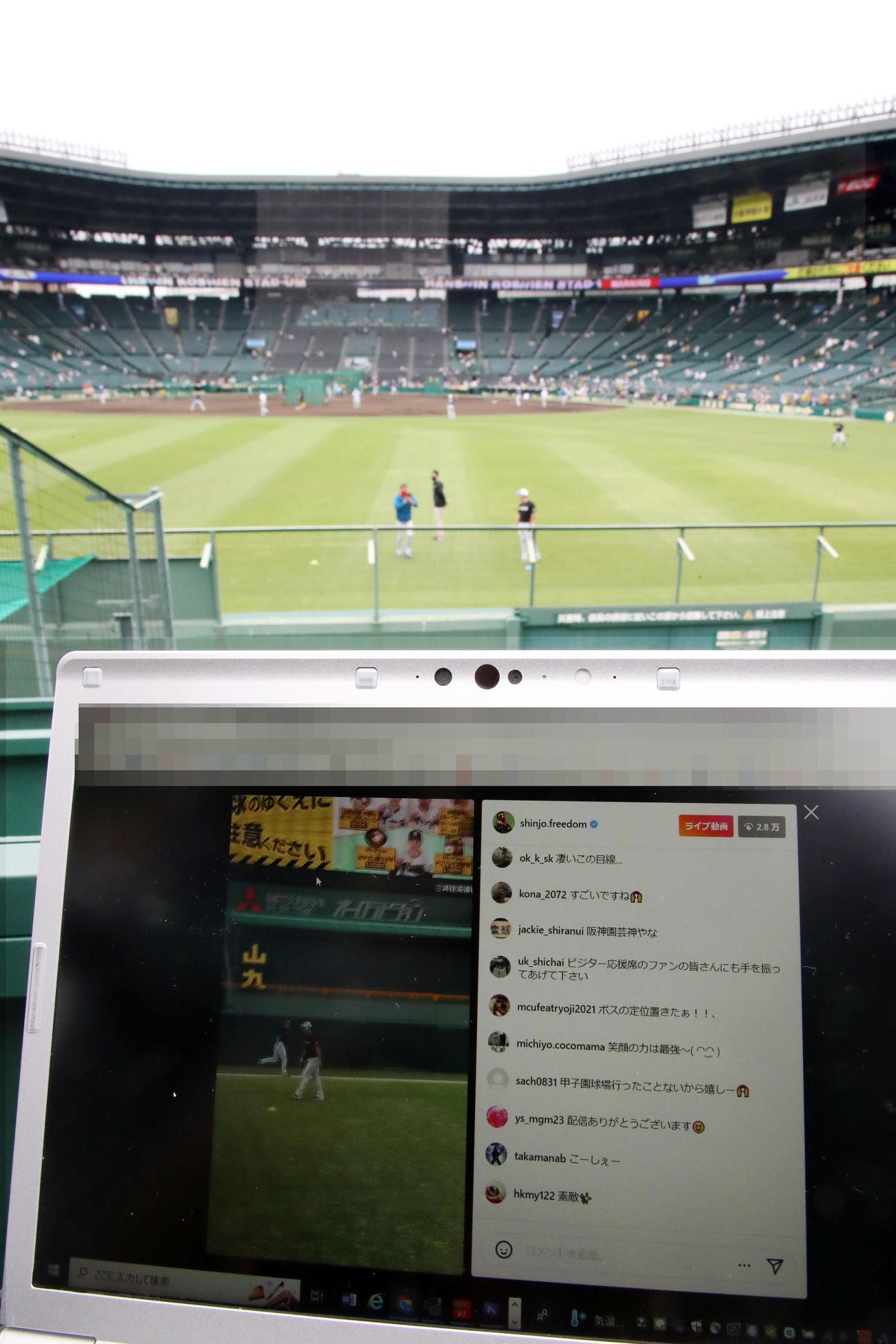 阪神対日本ハム　新庄剛志監督は練習中、グラウンドからインスタライブを配信（撮影・加藤哉）