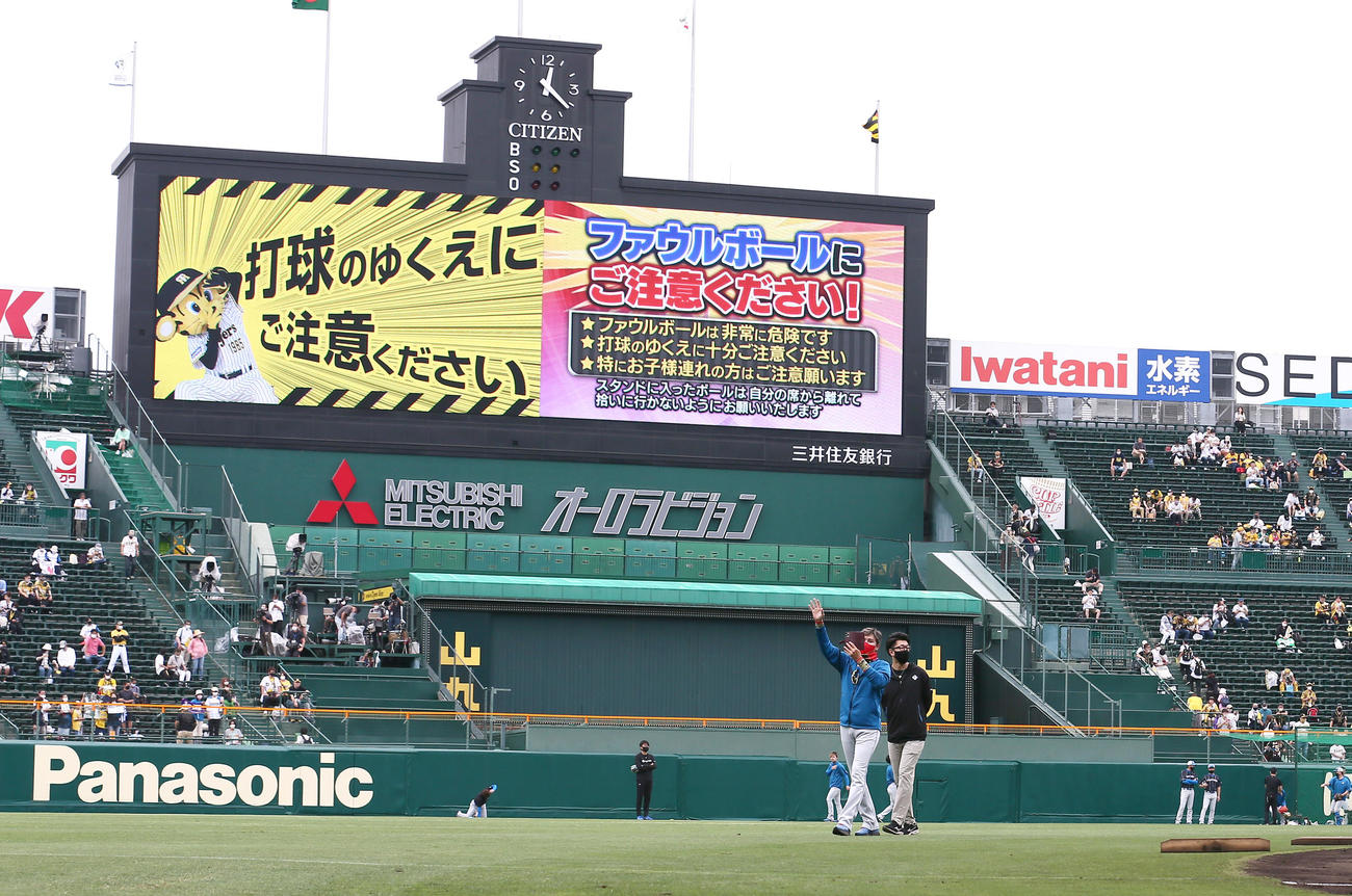阪神対日本ハム　試合前、甲子園のグラウンドに出て携帯電話で撮影する日本ハム新庄剛志監督（撮影・上山淳一）