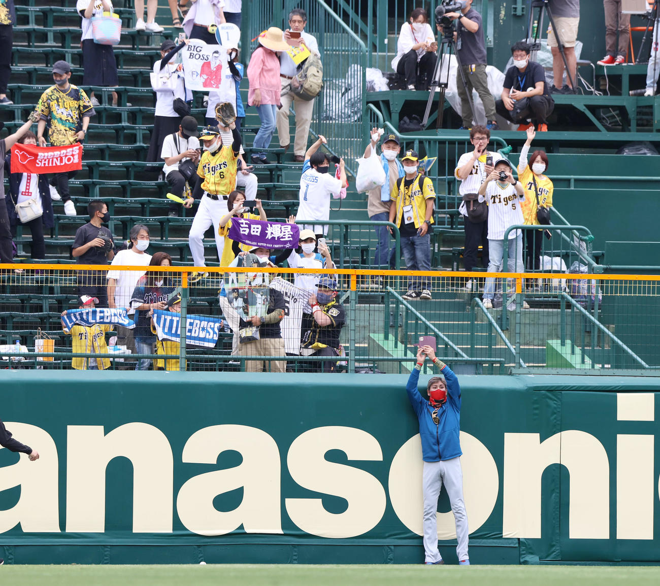 阪神対日本ハム　試合前、甲子園のグラウンドに出て携帯電話で撮影する日本ハム新庄剛志監督（撮影・上山淳一）
