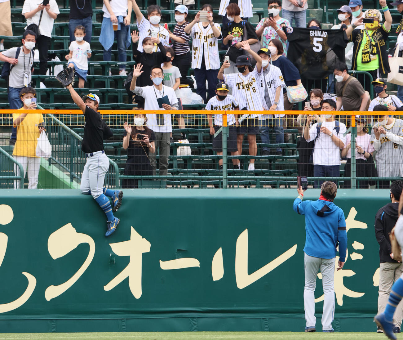 阪神対日本ハム　試合前の練習中、日本ハム新庄剛志監督（右）は今川優馬に指示を出して撮影（撮影・上山淳一）