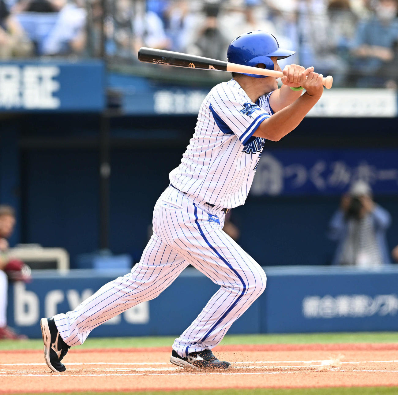 DeNA対楽天　試合前イベントの1打席対決で戸叶氏の投じたボールを打つDeNA石井野手総合コーチ（撮影・滝沢徹郎）