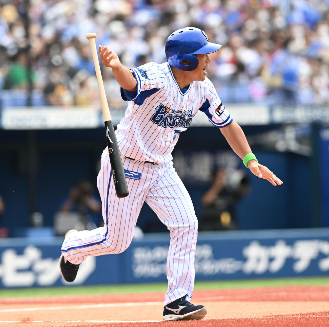 DeNA対楽天　試合前イベントの1打席対決で戸叶氏の投じたボールを打つDeNA石井野手総合コーチ（撮影・滝沢徹郎）