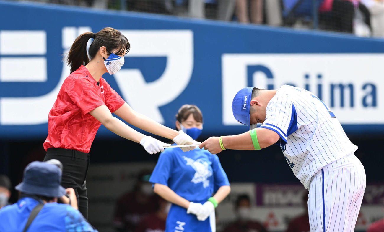 DeNA対楽天　試合前、月間グッドプレイヤー賞を受賞したDeNA牧（左）はプレゼンターの元プロバレーボール選手の木村沙織さんから表彰される（撮影・滝沢徹郎）