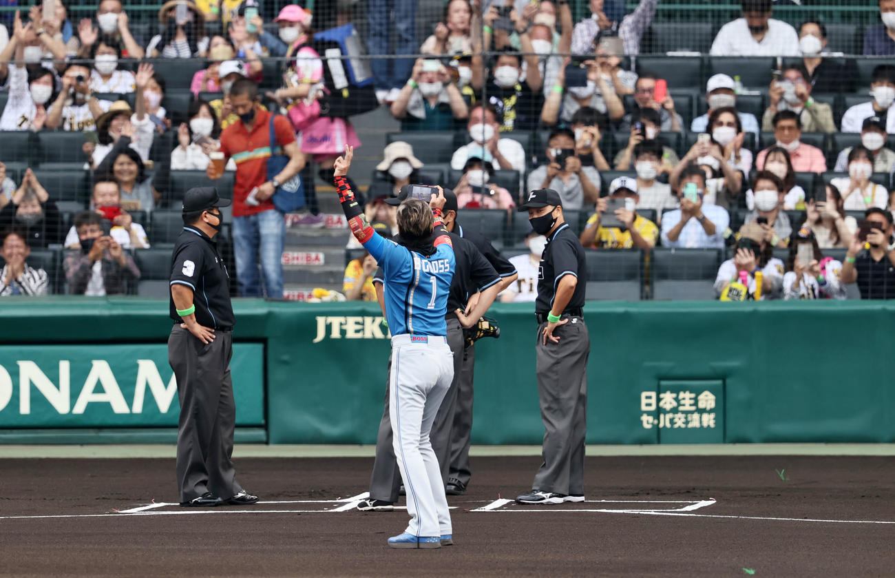 阪神対日本ハム　メンバー表交換を終えグラウンドで自撮りする新庄監督（撮影・加藤哉）