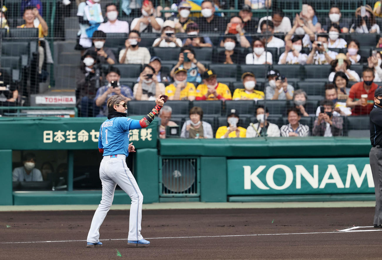 阪神対日本ハム　メンバー表交換を終えグラウンドで自撮りする新庄監督（撮影・加藤哉）