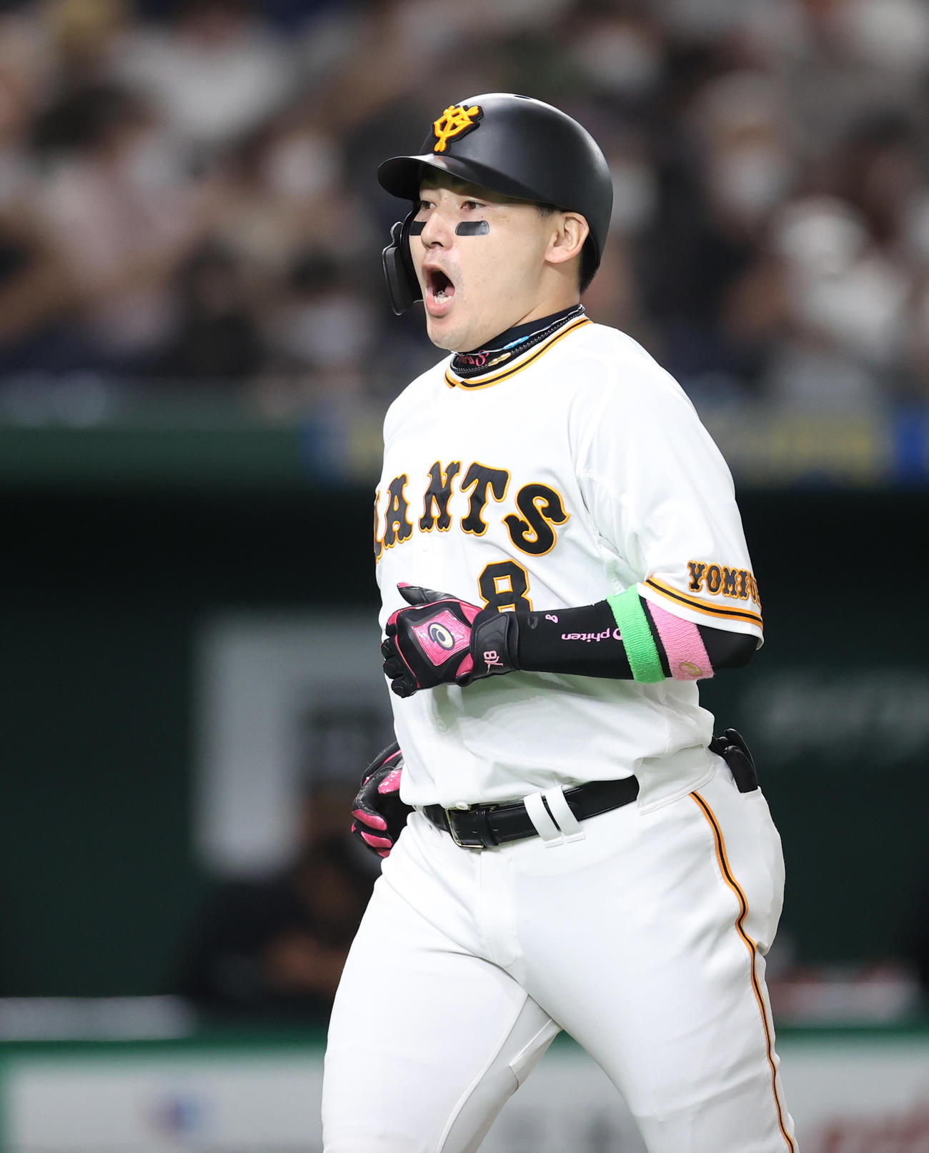 巨人対ロッテ　1回裏巨人無死、先制ソロ本塁打を放ち、ほえる丸（撮影・狩俣裕三）