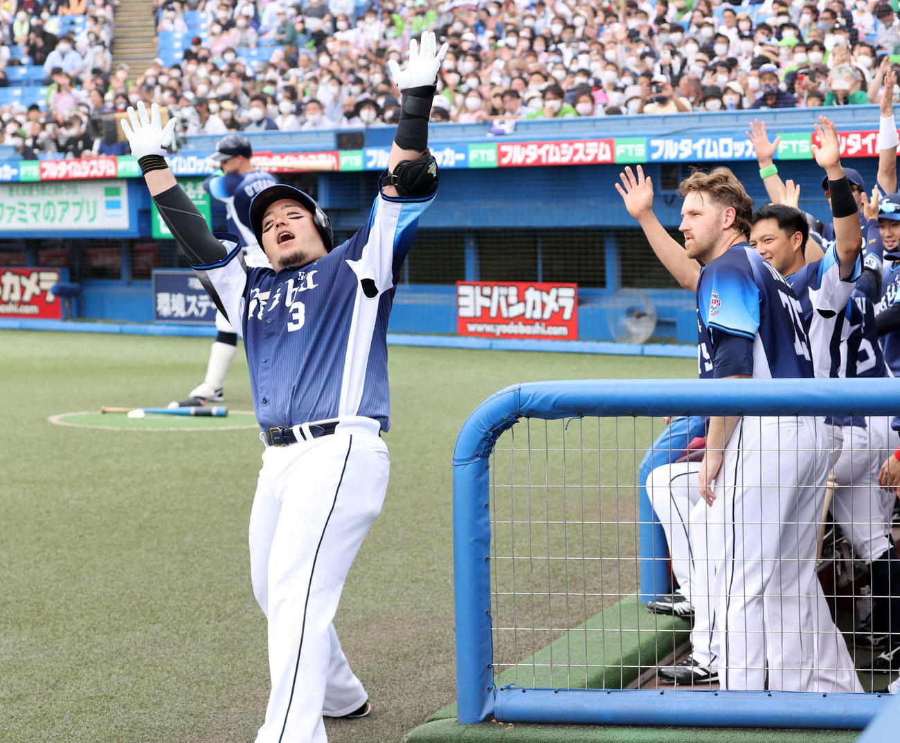 ヤクルト対西武　4回表西武無死、山川（左）は左越えソロ本塁打を放ち、どすこいポーズ（撮影・浅見桂子）