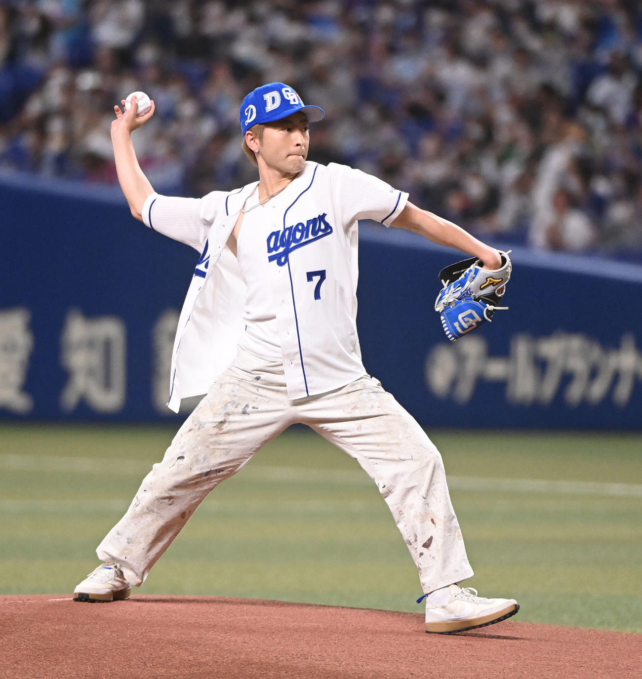中日対ソフトバンク　試合前、始球式を行ったGENERATIONS from EXILE TRIBEの佐野玲於（撮影・森本幸一）