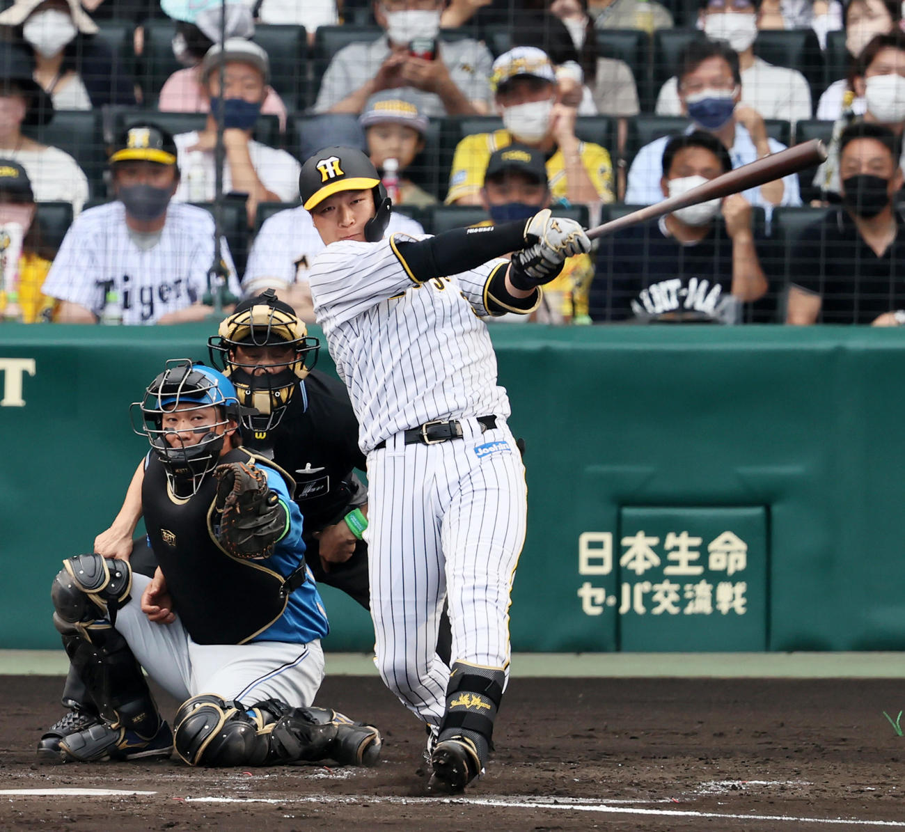 阪神対日本ハム　3回裏阪神2死一、三塁、大山は左越え3点本塁打を放つ（撮影・加藤哉）