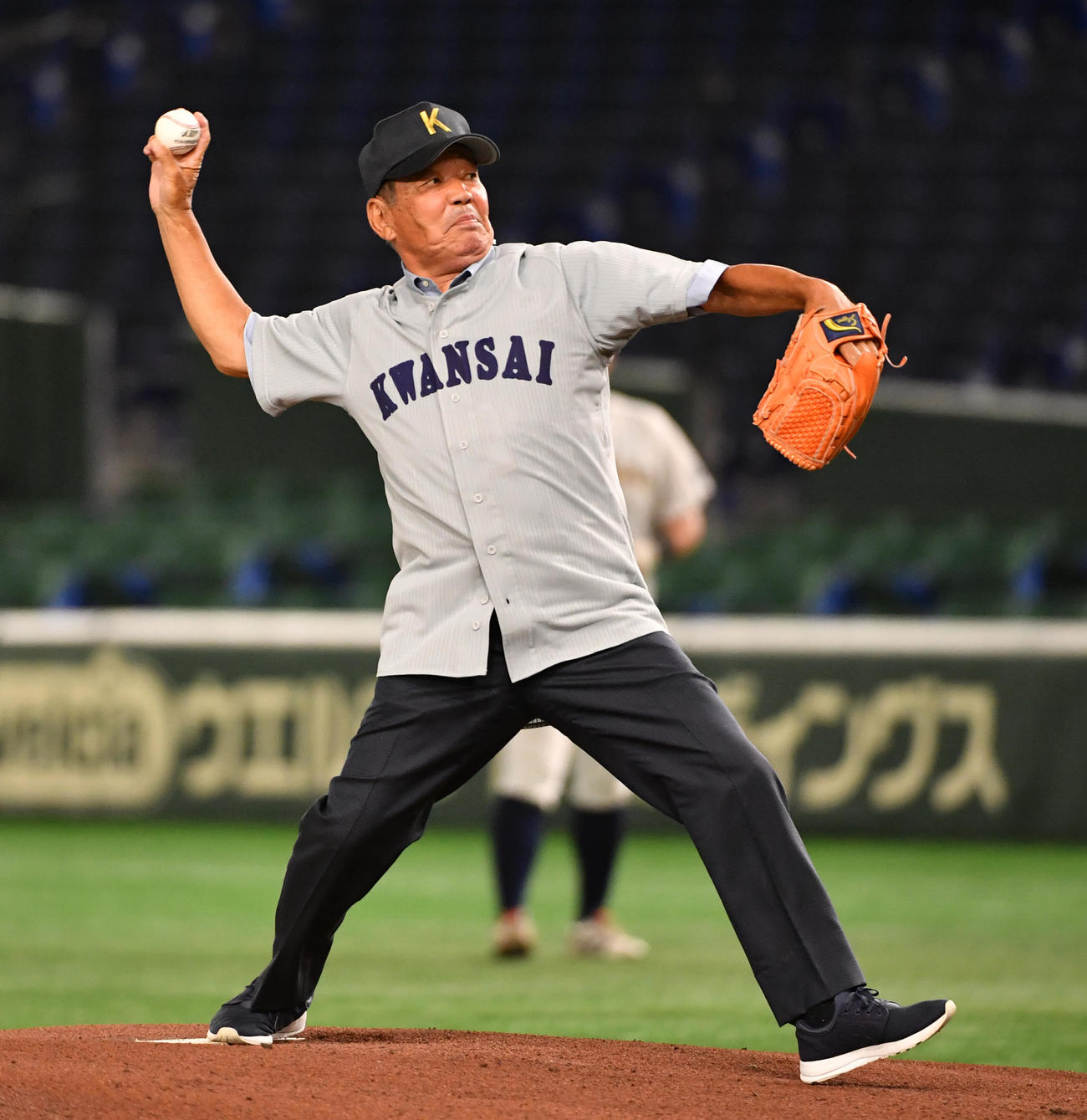 東日本国際大対静岡大　関西大OBで元阪急の山口高志氏が始球式を務めた（撮影・柴田隆二）
