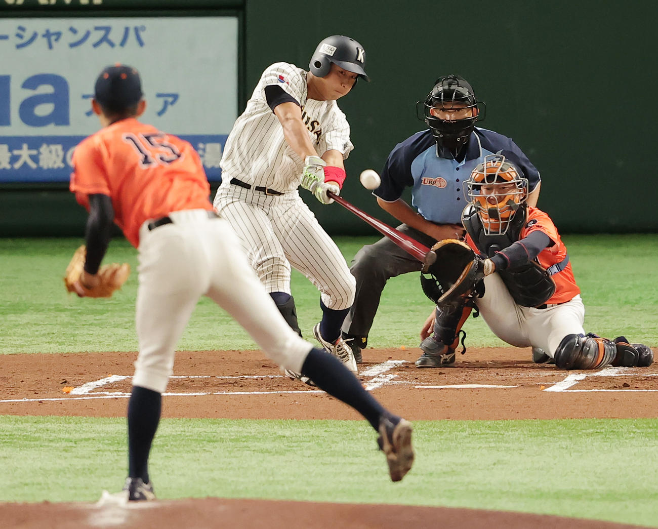 静岡大対東日本国際大　1回裏東日本国際大無死、吉田から右越え先制本塁打を放つ小林（撮影・野上伸悟）