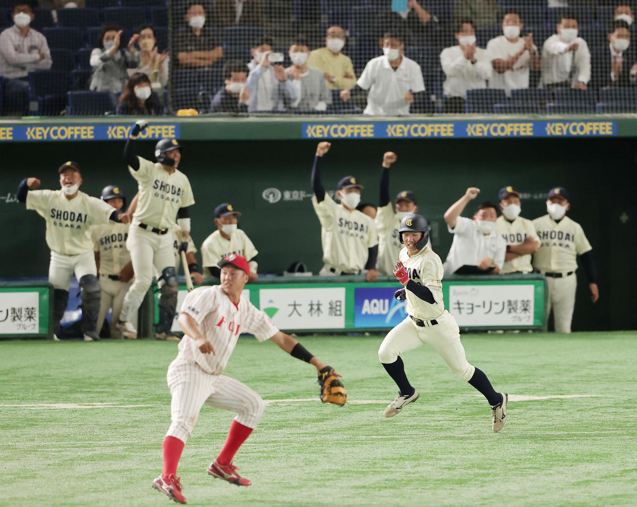 大商大対富士大　ライブレークの10回表1死二、三塁、右前適時打を放つ福島（撮影・野上伸悟）