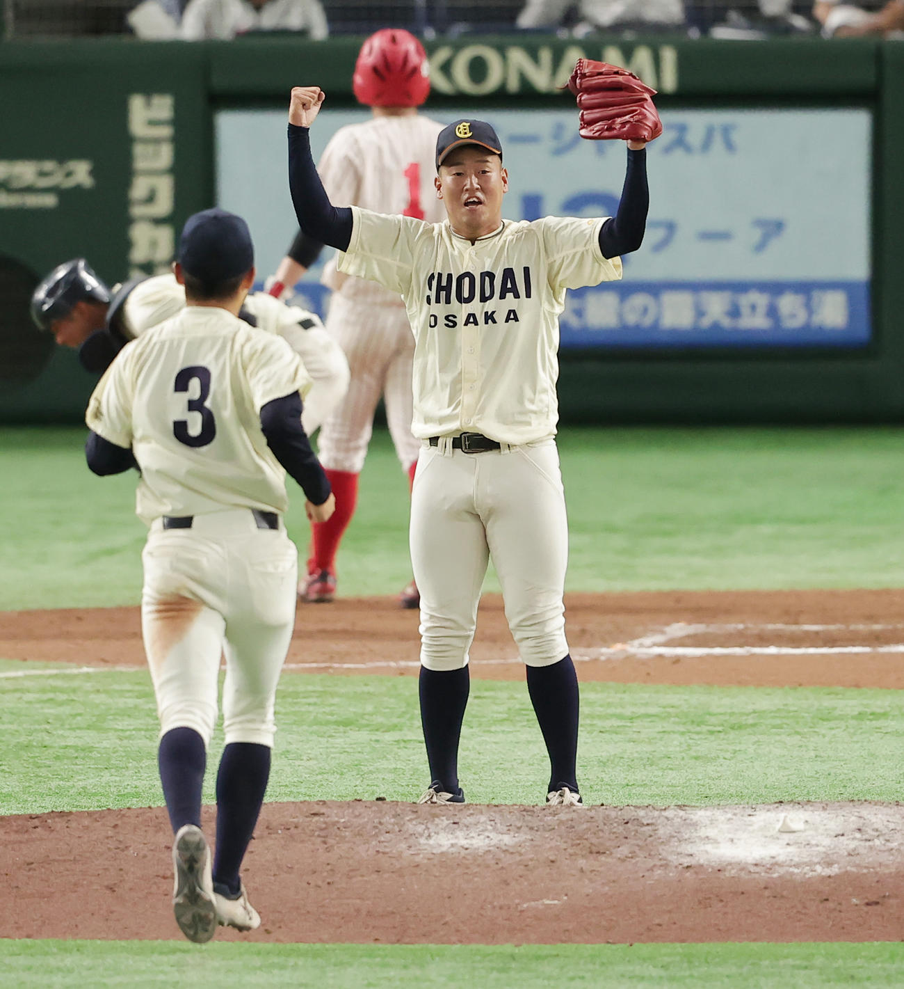 大商大対富士大　勝利を喜ぶ上田ら大商大の選手たち（撮影・野上伸悟）