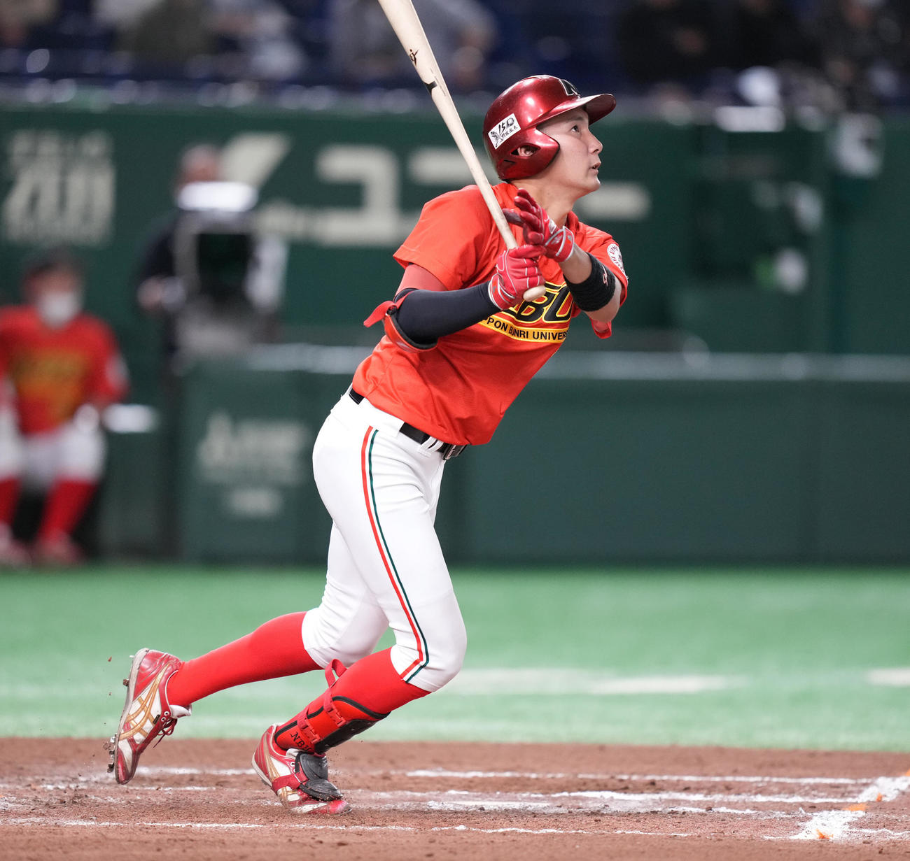松山大対日本文理大　6回裏日本文理大2死二塁、先制の2点本塁打を放つ野元（撮影・鈴木みどり）