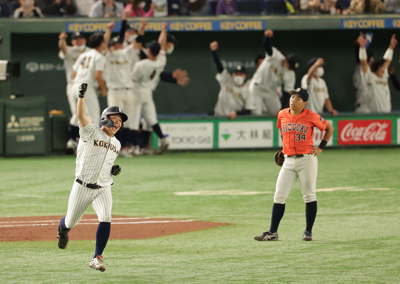 静岡大対東日本国際大　1回裏東日本国際大1死、右越えソロを放ち喜ぶ佐々木（撮影・野上伸悟）