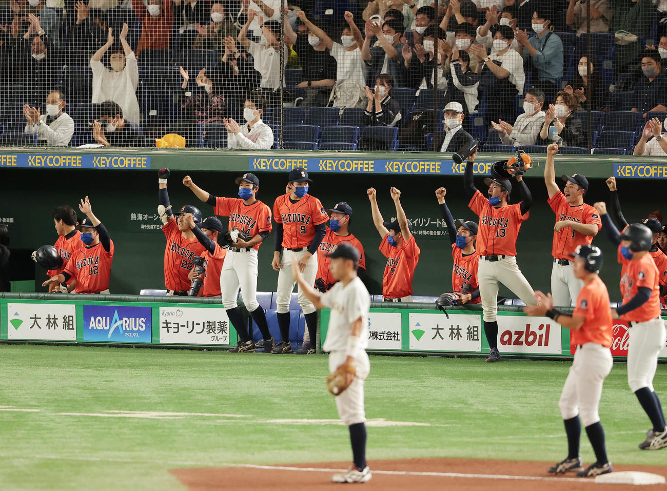 静岡大対東日本国際大　4回表静岡大2死一、二塁、安竹の右前適時打に盛り上がるベンチ（撮影・野上伸悟）
